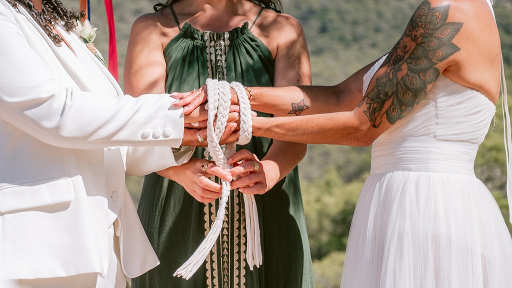 Heliante Moningka begeleidt ceremonie handvasten op Ibiza