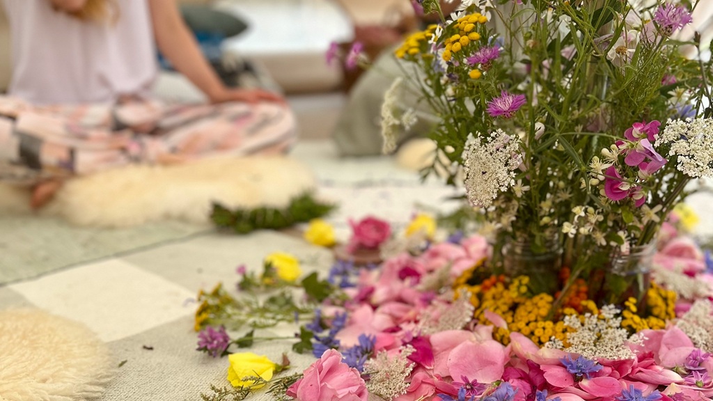 Heliante Moningka begeleidt vrouwencirkel